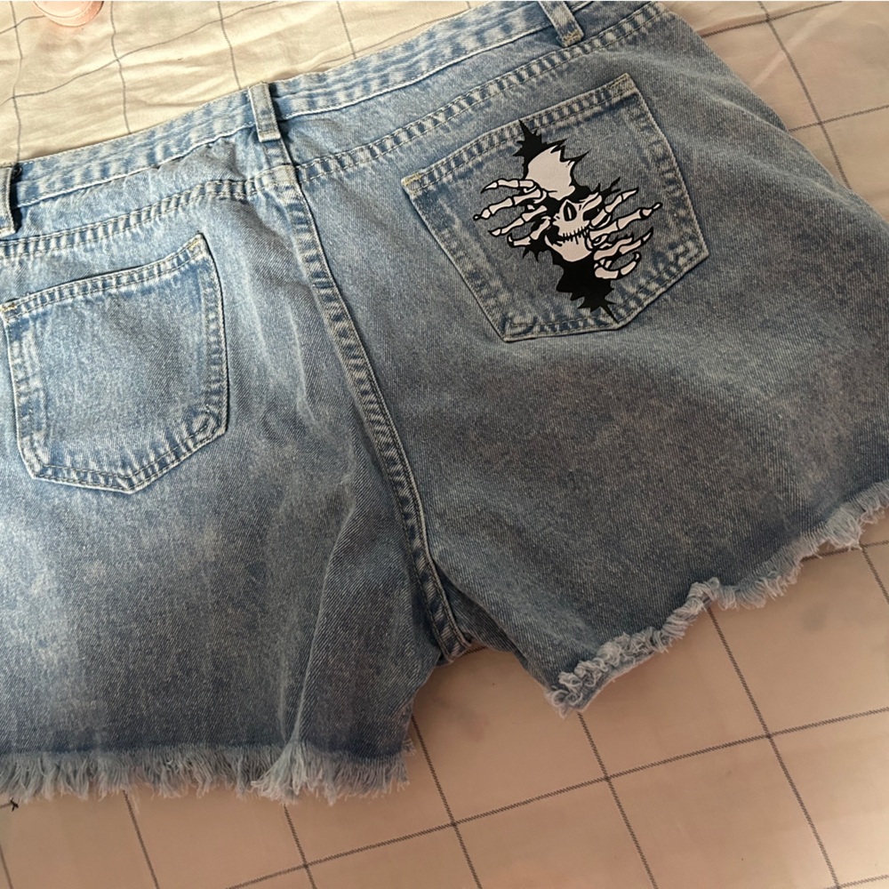 Skull pocket jean shorts